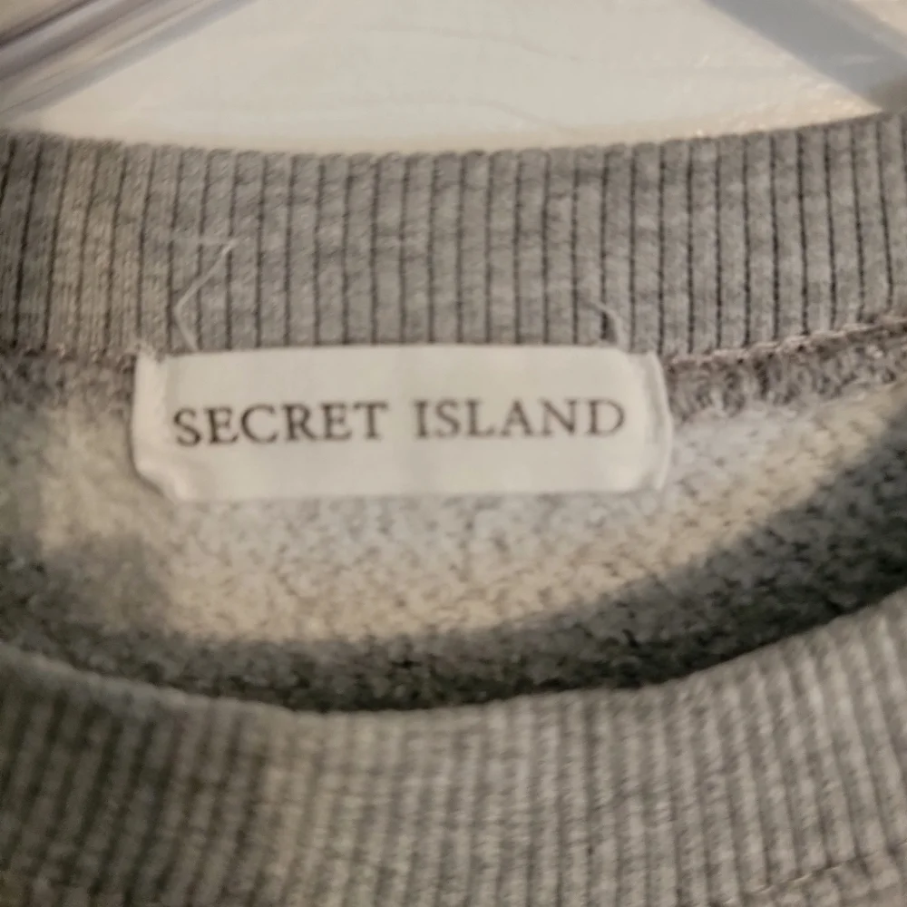 Secret Island New York Sweatshirt - Picture 3 of 3
